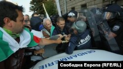 Протестът започна със сбъсъци между протестиращи и полиция