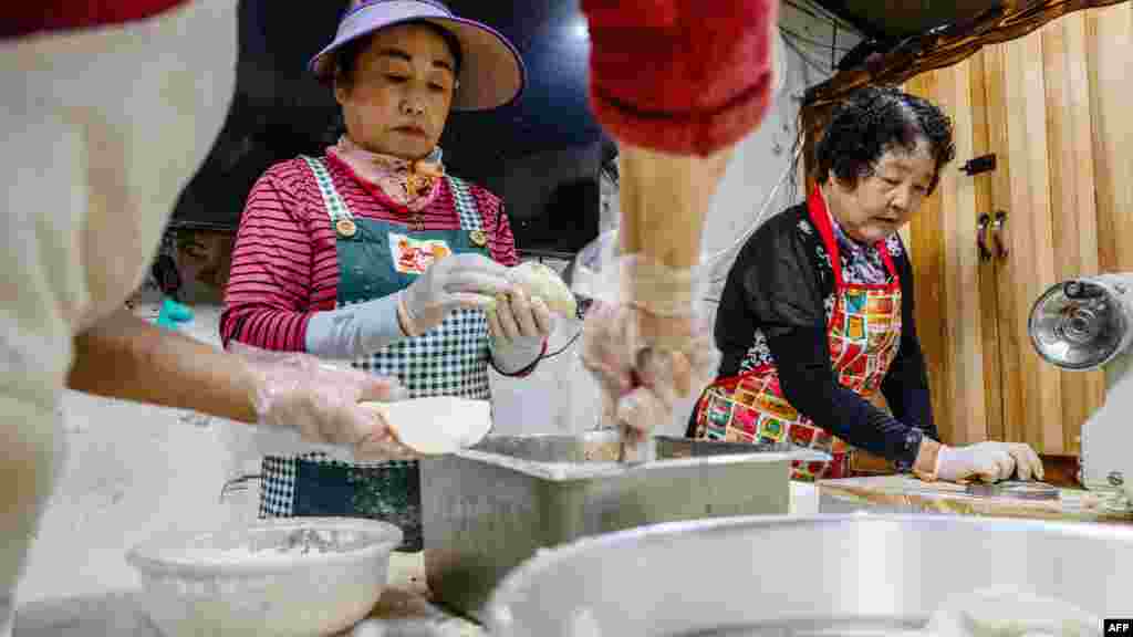 Bár Észak-Korea nemrégiben kifejezte érdeklődését az Egyesült Államokkal folytatott párbeszéd újrafelvétele iránt, egyértelművé tette, hogy a Dél-Koreával való tárgyalás nem jöhet szóba, mivel azt „ellenséges államnak” tartják. Phenjan felszámolta az esetleges újraegyesítéssel foglalkozó összes intézményt, és lebontotta a 2000-es évekbeli enyhülés idején épített összekötő utakat és vasutakat