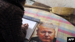 Upisivanje u knjigu žalosti blizu mesta gde je sahranjen Slobodan Milošević