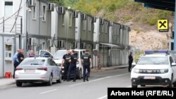 Iz policije Kosova su samo kratko potvrdili da je osoba osumnjičena za "špijunažu" uhapšena 28. februara na prelazu Jarinje na severu Kosova (arhivska fotografija: policija na prelazu Jarinje)