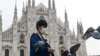 Турист носи маска пред Миланската катедрала. Европейският туризъм ще загуби между 50 и 90% от приходите си заради пандемията от коронавирус