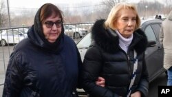 Мајката на Алексеј Навални, Људмила Навалнаја (лево) и неговата свекрва Ала Абросимова, пристигнуваат на гробиштата Борисовски во Москва на 2 март, 2024 година.