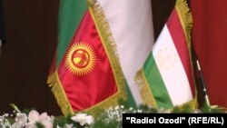 Флаги Кыргызстана и Таджикистана. Архивное фото.