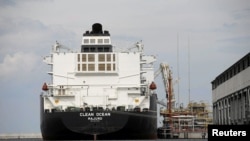 Tanker isporučuje LNG u luci u Poljskoj (fotoarhiv)