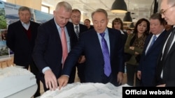 Динара Кулибаева (третья справа), средняя дочь президента Казахстана Нурсултана Назарбаева, во время презентации проекта курорта "Кокжайляу". Алматы, 1 января 2014 года.