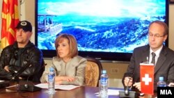 Влатко Стефановски, музичар, министерката за култура Елизабета Канческа-Милевска и амбасадорот на Швајцарија Стефано Лазарото на прес-конференција во Скопје.