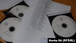 Među poklonjenim naslovima su dela domaće i svetske književnosti, stručna i naučna literatura