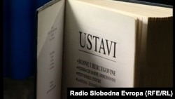 Zbirka ustava BiH i dva bh. entiteta, Republike Srpske i Federacije BiH, te kantona u Federaciji BiH, arhivska fotografija iz 2013.