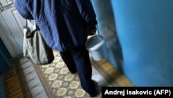 Bojan Perkov, istraživač SHARE Fondacije iz Beograd, upozorava na opasnost od nadzora i pritisaka na socijalno ugrožene građane. (na fotografiji detalj iz jedne od narodnih kuhinja u Srbiji)