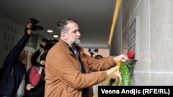 Vukašin Obradović ostavlja cveće na spomen ploči Slavku Ćuruviji, foto: Vesna Anđić