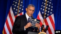 Barack Obama sa kopijom sporazuma sa Iranom u rukama