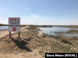 Знак «Режим ЧС», выставленный в период паводка в Бухар-Жырауском районе, 8 мая 2019 года.