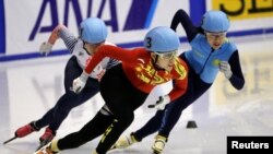 Ким Йонг А (справа) на соревнованиях по шорт-треку на Азиатских играх в Саппоро. 21 февраля 2017 года.