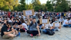 Na protestu u četvrtak 9. jula, većina građana je sedela kako bi se ogradili o pojedinaca koji bi pravili incidente