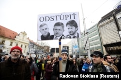 Demonstrant drži transparent sa porukom "Ostavka" na protestu posle ubistva novinara Jana Kucijaka i njegove verenice Martine Kušnirove, Bratislava, 9. marta 2018.