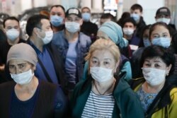 Punëtorët migrantë nga Kirgizia të bllokuar në aeroportin në Novosibirs. 30 mars, 2020.