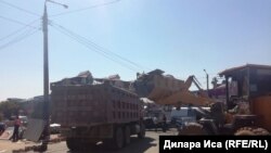 Спецтехника на месте сноса у рынка в Шымкенте. 30 июля 2018 года.