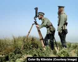 Николай Второй смотрит в телескоп недалеко от линии фронта во время Первой мировой войны.