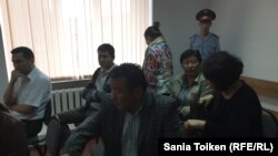 Родственники и друзья активистов Макса Бокаева и Талгата Аяна в зале суда. Атырау, 3 июня 2016 года.