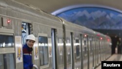 В алматинском метро в первый день его официального открытия. 1 декабря 2011 года.