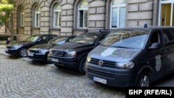 Част от колите, с които пристигат служителите на Бюрото за защита на свидетелите, 9 юли 2021 г.