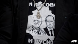 Majica sa likom Vojislava Šešelja i Vladimira Putina, lidera radikala u Srbiji i predsednika Rusije, koju nosi jedan od Šešeljevih pristalica na protestu nazvanom "Kosovo i Rusija" marta 2017. u Beogradu.