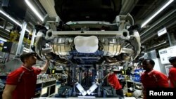 Dolgozók a stuttgarti Porsche-gyárban