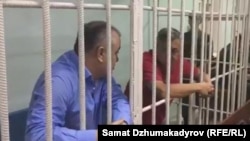 Политик Омурбек Текебаев (на переднем плане).