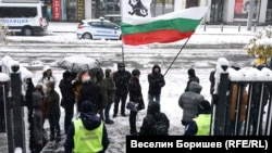 A Kreml-barátnak és Nyugat-ellenesnek mondott Újjászületés párt hívei tüntetnek a bíróság előtt