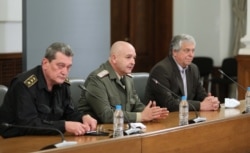 Главен комисар Николай Николов, ген. Венцислав Мутафчийски и проф. Христомир Брънзов по време на среднощния извънреден брифинг в Министерския съвет в понеделник