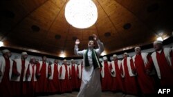 Dervishët gjatë një ceremonie fetare në Prizren. 21 mars 2013.