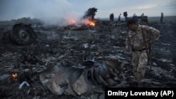 UCRAINA – Oameni la locul prăbușirii unui avion de pasageri în apropierea satului Grabovo din regiunea Donețk, 17 iulie 2014