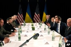 La München, americanii au arătat că au de gând să negocieze ei cu Rusia pacea în Ucraina, în timp ce Kievul și aliații europeni ar fi dați la o parte.