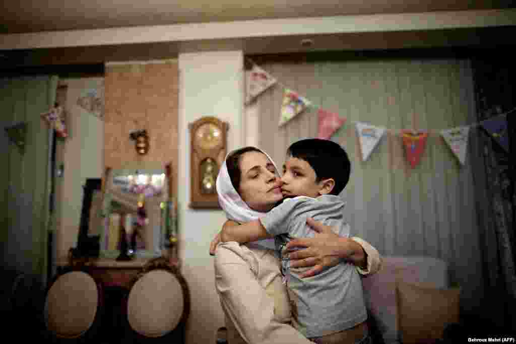 Iran - Aktivistica za ljudska prava Nasrin Sotoudeh sa sinom Nimom, nakon što je puštena iz zatvora. Bila je osuđena na 6 godina zatvora na osnovu više optužbi uključujući i djelovanje protiv iranske nacionalne sigurnosti, Teheran, 18. septembar 2013. Foto: AFP / Behrouz Mehri 