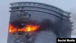 Flăcări izbucnite după ce o dronă a lovit o clădire din Kazan.