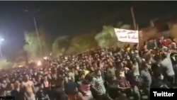 سوسنگرد یکی از شهرهایی است که مردم شبانه در آن تظاهرات اعتراضی برگزار می‌کنند