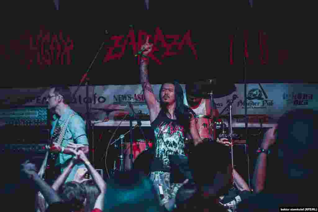 За 25 лет своего существования группа выпустила 16 студийных альбомов.