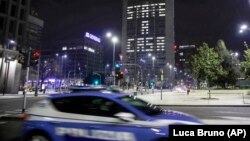 Natpis 'Ostanite kod kuće' na zgradi u Milanu