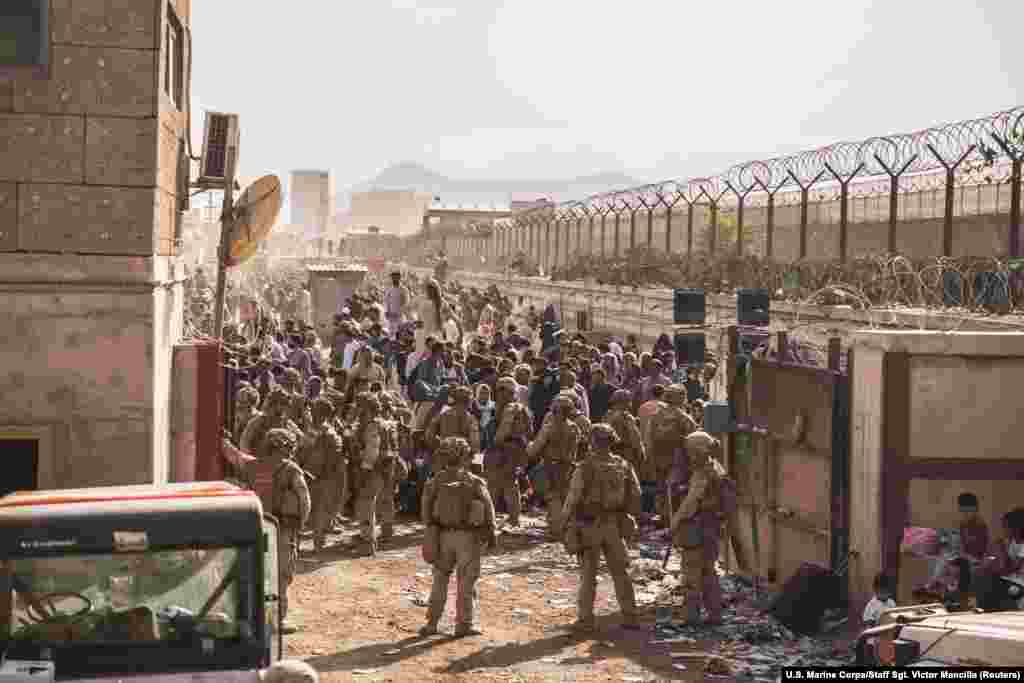 Američki marinci pomažu na kontrolnom punktu za evakuaciju (ECC) na aerodromu