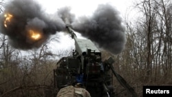 Un obuzier autopropulsat Bohdana al Brigăzii 3 „Spartan” a Gărzii Naționale a Ucrainei, trăgând asupra trupelor ruse pe frontul din Donețk, pe linia de apărare a orașului Pokrovsk, pe 6 aprilie 2025.