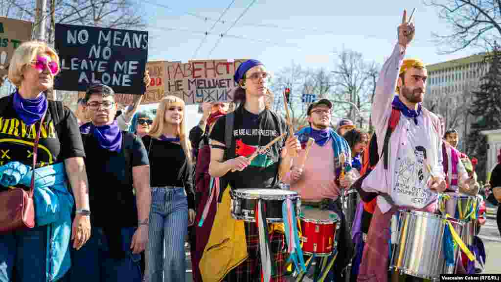 În ritmuri de tobe, la marș au participat și bărbați și cupluri cu copii.