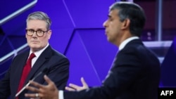 Liderul Laburist, Keir Starmer (stânga), a reușit să reducă la tăcere opoziția din partidul său, în timp ce Conservatorul Rishi Sunak apare drept o figură fadă în propriul partid.