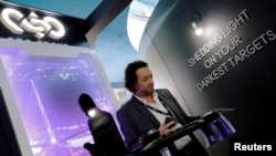 Egy férfi olvas az NSO Group Technologies cég standjánál a berlini Európai Rendőrségi Kongresszuson. Az NSO az okostelefonok távolból történő megfigyelését lehetővé tevő Pegasus kémszoftveréről ismert izraeli technológiai vállalat