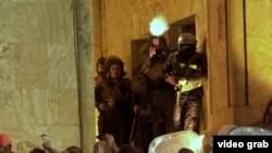 სპეცდანიშნულების რაზმის წევრები 20 ივნისის ღამეს პარლამენტის წინ