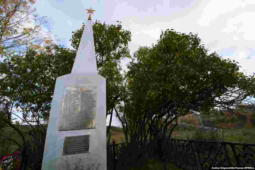 Памятник погибшим воинам Великой Отечественной войны в посёлке Аки. Этот памятник весьма типичен для сельской округи: пригорок, березы, недорогой монумент из стали, клумбы, цветы в которых из года в год высаживают сами жители.