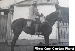 Ofițerul Constantin Carp pe calul Colibri în timpul primului război mondial