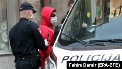 Policija BiH prebacuje migrante u migrantski centar (arhivska fotografija: april 2020)