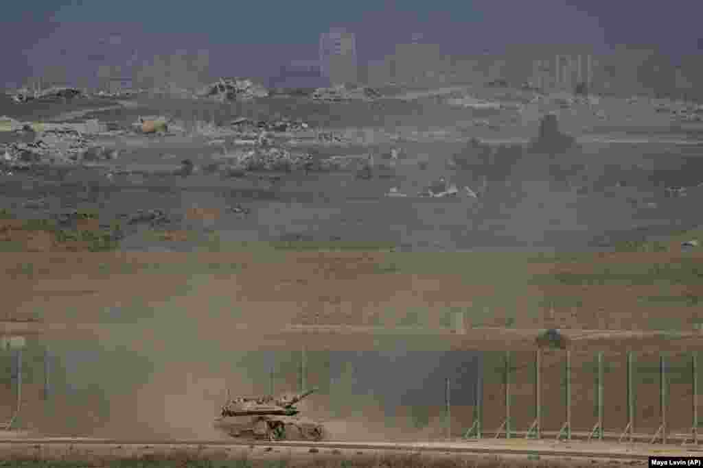 Izraelski tenk se kreće duž granice između Izraela i Gaze, fotografisan iz južnog Izraela, 28. avgusta.