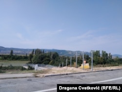 Završni radovi su prekinuti u ataru sela Miratovac, gde je planirano da uskoro bude otvoren malogranični prelaz Miratovac–Lojane.