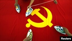 Peglanje kineske zastave u jednoj od fabrika u blizini Pekinga